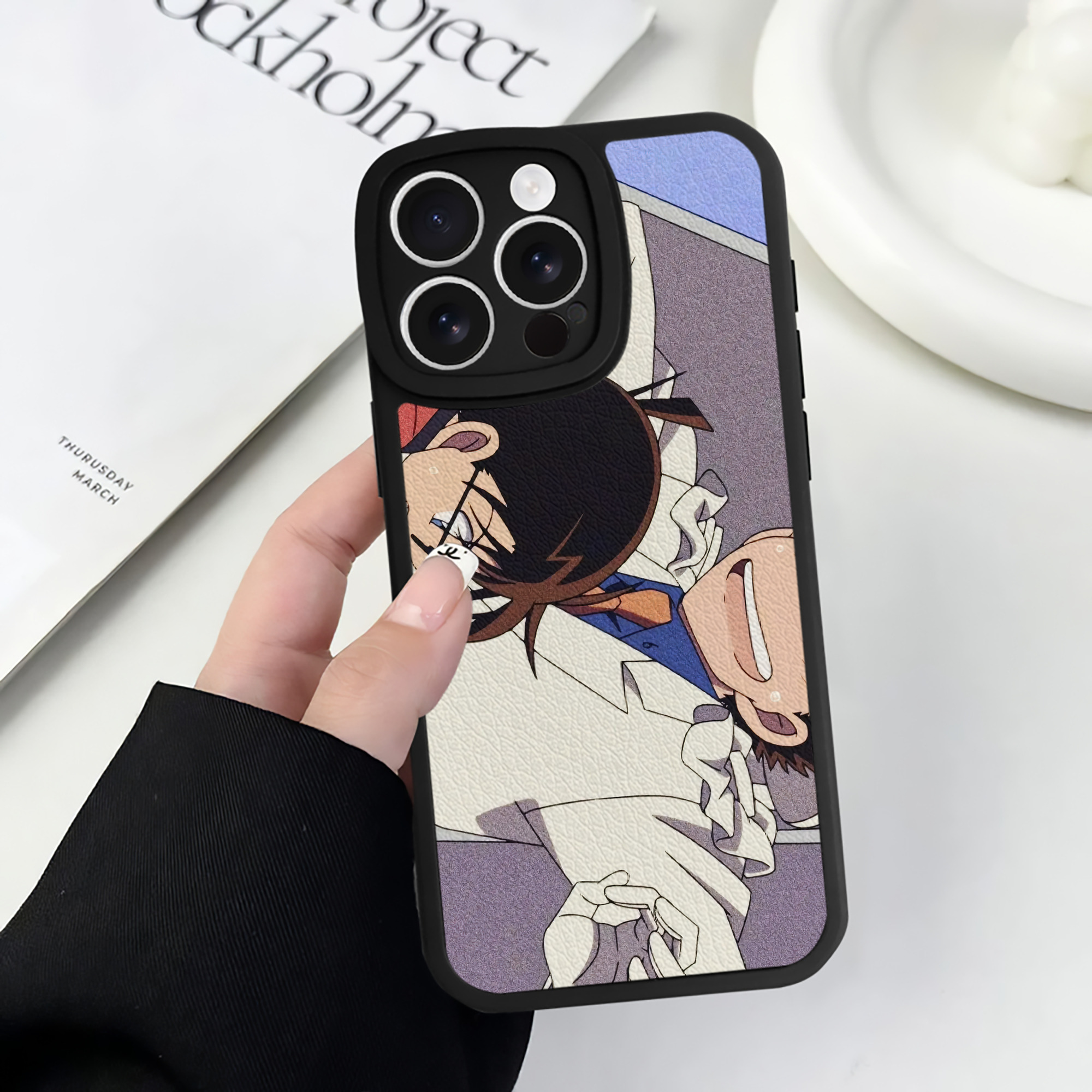 （画像用） 名探偵コナン Detective Conan 【iPhone 16シリーズ対応】シリコンスマホケース（レザー調） 材質：シリコン